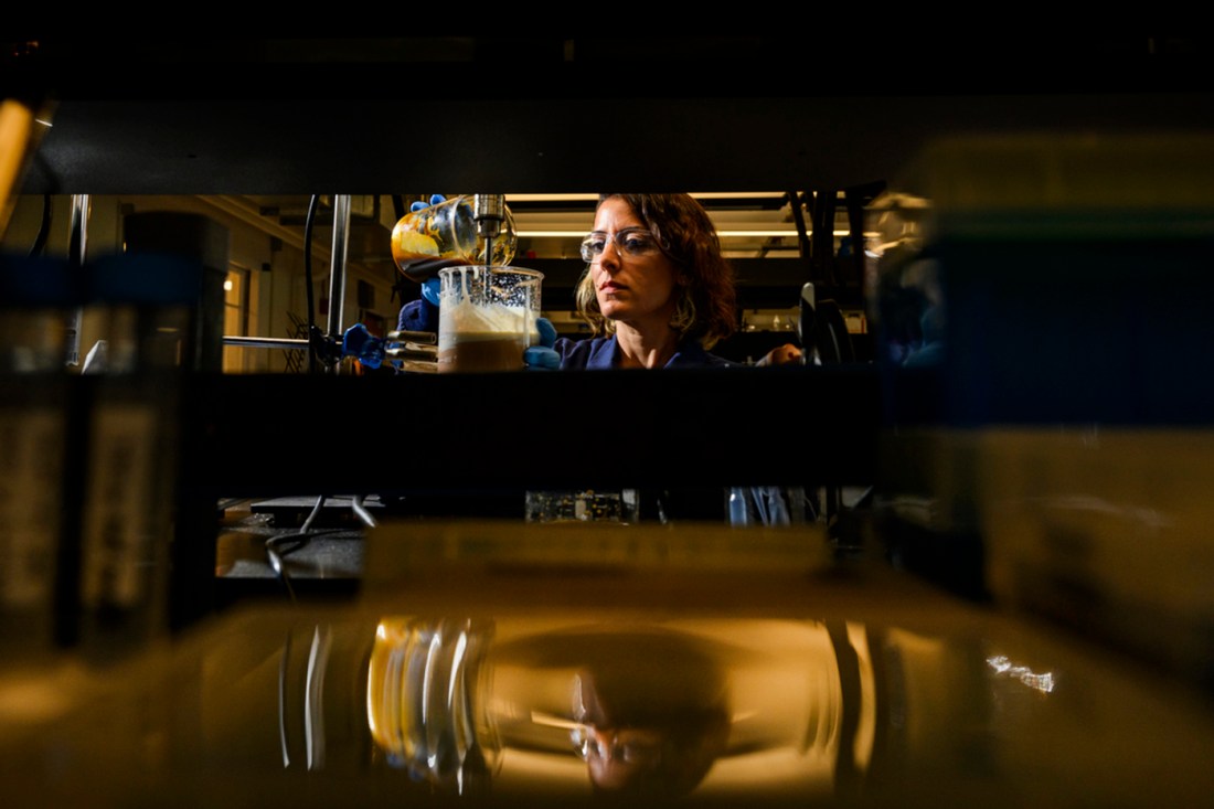 Leila Deravi mixing liquids in a lab.